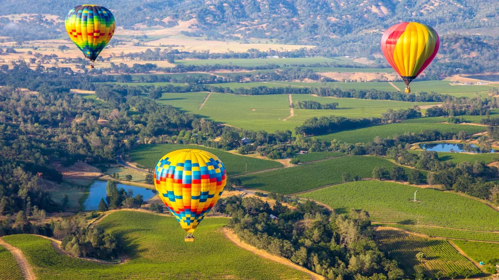 热气球在加州普莱森特山起飞