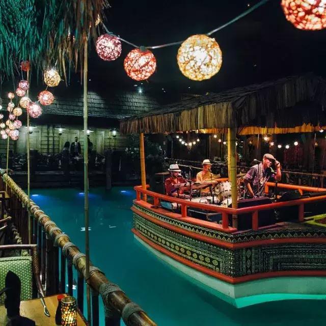 这管弦乐队演奏的曲子发生在世界闻名的汤加歌厅的贝博体彩app费尔蒙酒店的泻湖上.