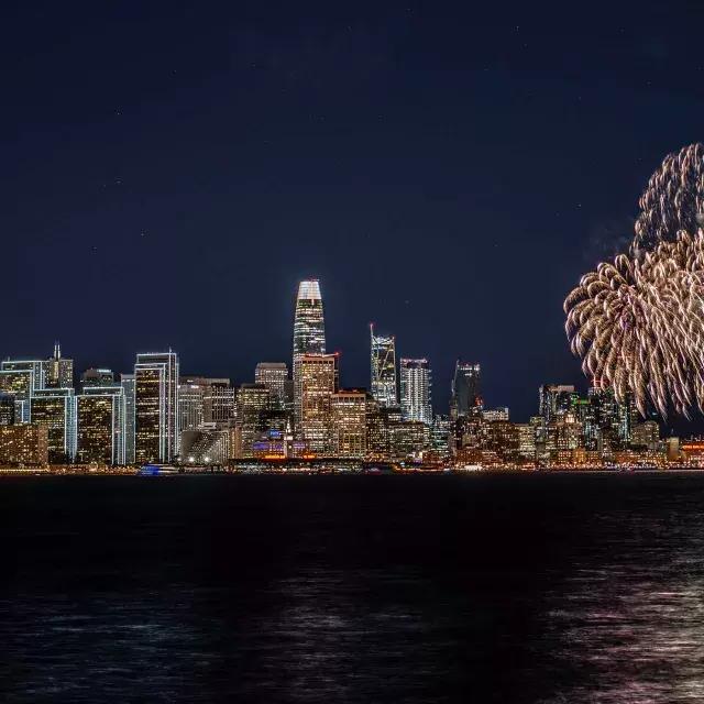 Über der Skyline von San Francisco explodiert ein Feuerwerk.